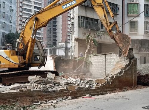 雷州依法拆除阻碍长宁西路建设建筑物 为新城发展打通关键节点